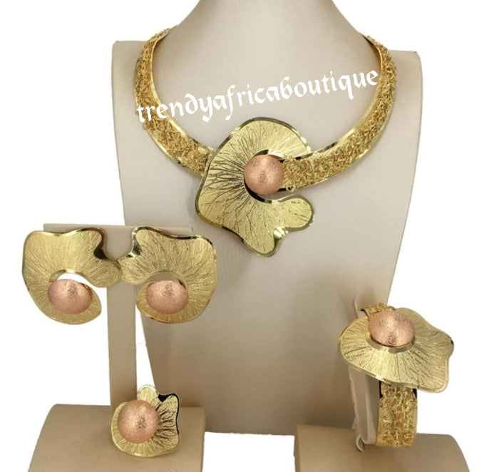 Elegante 4-teilige 18-Karat-Galvanik-Halskette von Dubai, passende Ohrringe, Armreif und verstellbarer Ring. hypoallergene Beschichtung. Wird als Set verkauft und der Preis gilt für das Set. Wie auf dem Anzeigefoto gezeigt.
