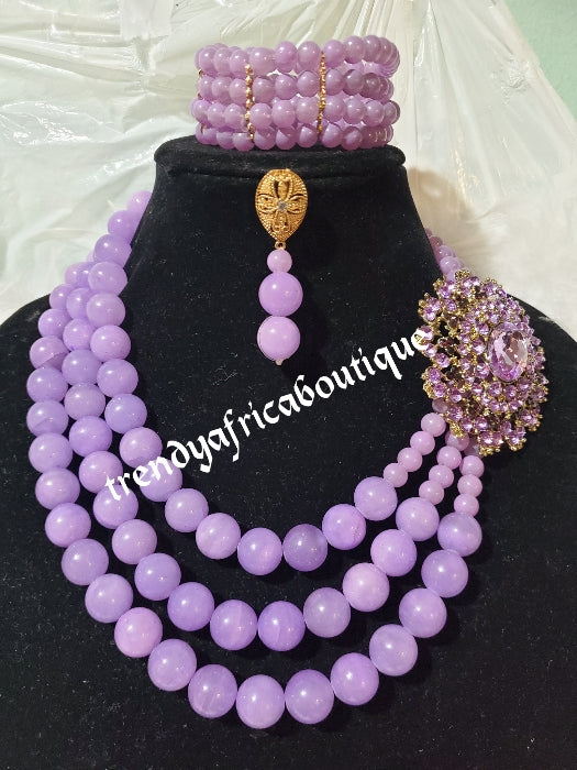 3 Reihen süßes lila Perlenketten-Set. Ohrringe, mehrreihige Armbänder und dreireihige Halskette. Verkauft als Set. Braut-Hochzeitsaccessoires