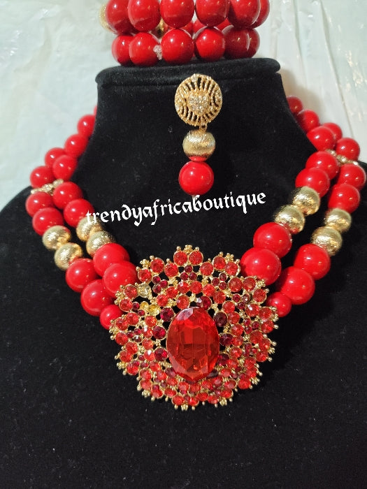 2-reihiges Set aus süßen roten Perlenketten. Ohrringe, 2 Armbänder und 2 Halsketten. Verkauft als Set. Brauthochzeitsaccessoires rot/goldene Accessoires